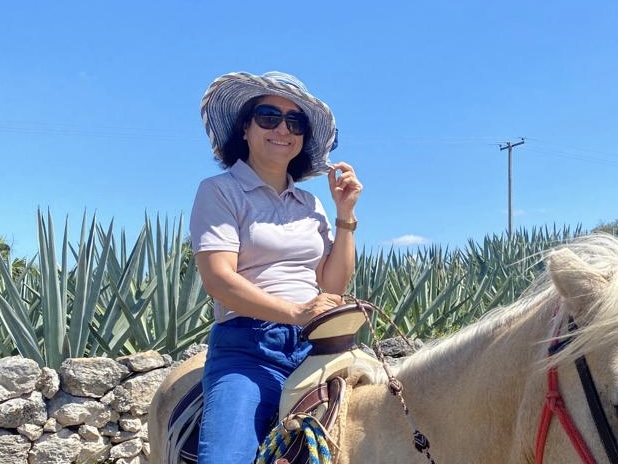 Mariela a caballo horizontal
